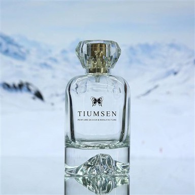 Parfum zo štvorcovej fľaše