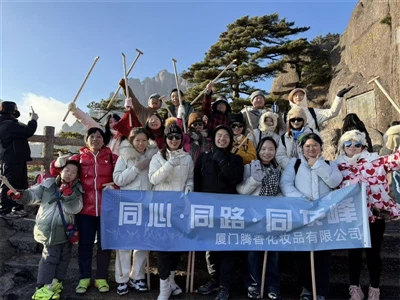 Jedno srdce, jedna cesta, jeden vrchol – Tiumsenov vianočný tímový výlet v Hu...