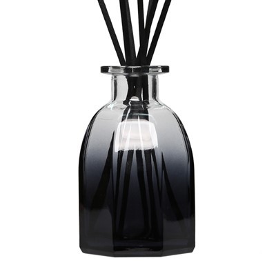 Čierna fľaša s difúzorom